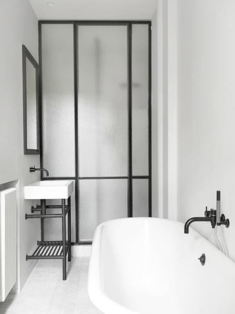 Inspiración Deco: Baños Clásicos en Blanco y Negro