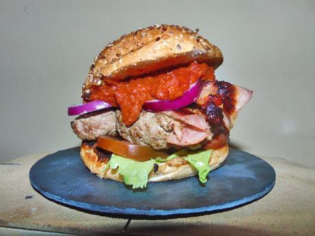 Hamburguesa de Cerdo con Salsa de Tomate Casera