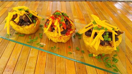 Tartaletas de plátano macho rellenas de judías negras y arroz