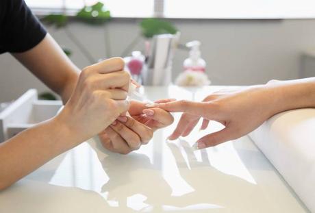 Trucos para que las uñas pintadas duren más