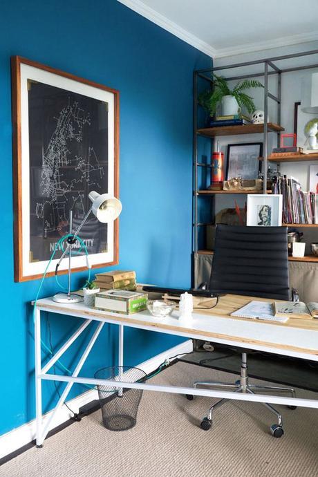 zona de estudio estilo industrial, pared pintada en azul turquesa