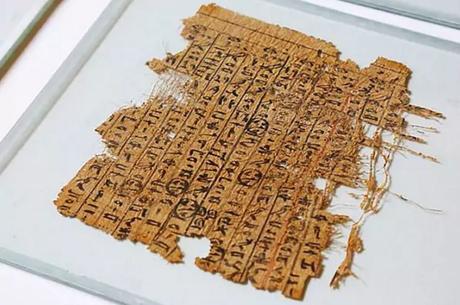 En este papiro dejó Merer su diario, relatando cómo construyeron la Gran Pirámide