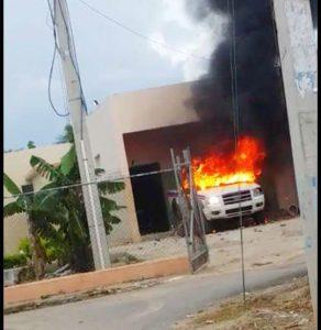 Queman vehículo de la Policía, tras muerte de joven.