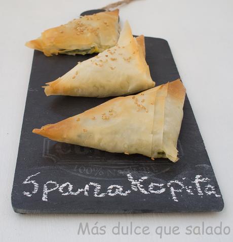 Spanakopita.Triángulos de masa filo con espinacas y queso feta. Receta Griega