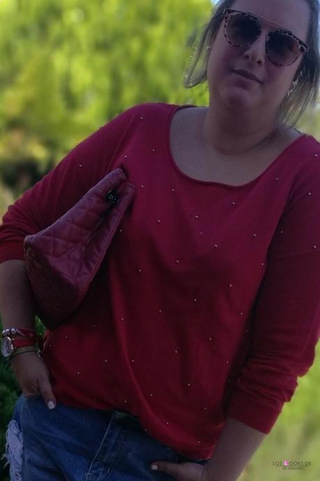Jersey Rojo con Perlas look talla grande curvy con jersey rojo con perlas de violeta by mango con shorts denim y cuñas rojas outfit entretiempo