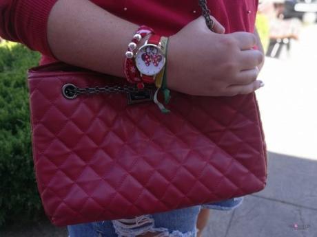Jersey Rojo con Perlas look talla grande curvy con jersey rojo con perlas de violeta by mango con shorts denim y cuñas rojas outfit entretiempo