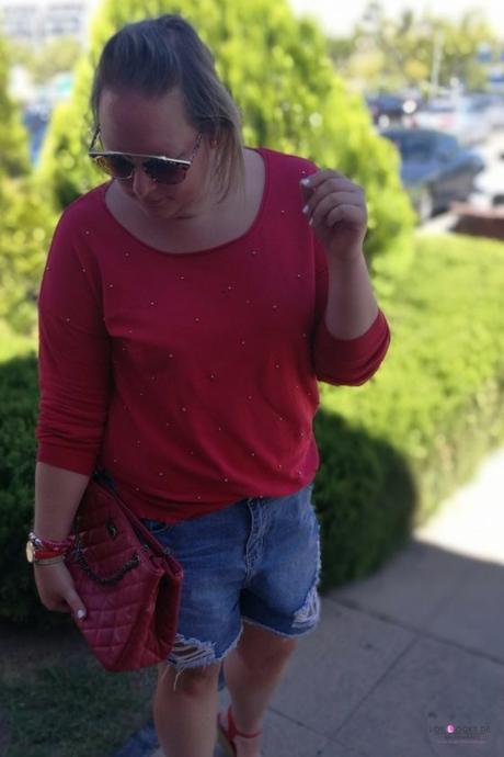 Jersey Rojo con Perlas look talla grande curvy con jersey rojo con perlas de violeta by mango con shorts denim y cuñas rojas outfit entretiempo