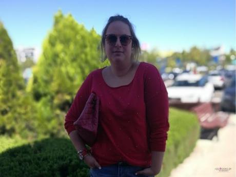 Jersey Rojo con Perlas look talla grande curvy con jersey rojo con perlas de violeta by mango con shorts denim y cuñas rojas outfit entretiempo