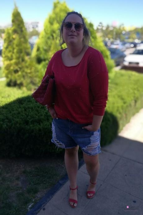 Jersey Rojo con Perlas look talla grande curvy con jersey rojo con perlas de violeta by mango con shorts denim y cuñas rojas outfit entretiempo