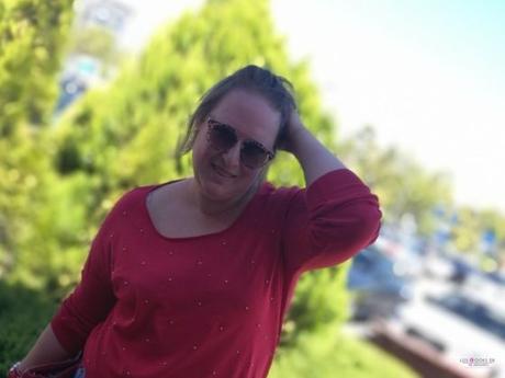 Jersey Rojo con Perlas look talla grande curvy con jersey rojo con perlas de violeta by mango con shorts denim y cuñas rojas outfit entretiempo