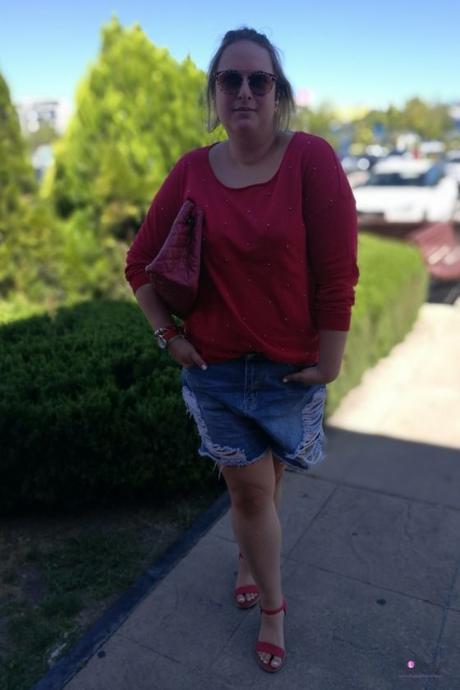 Jersey Rojo con Perlas look talla grande curvy con jersey rojo con perlas de violeta by mango con shorts denim y cuñas rojas outfit entretiempo