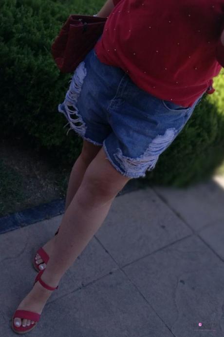 Jersey Rojo con Perlas look talla grande curvy con jersey rojo con perlas de violeta by mango con shorts denim y cuñas rojas outfit entretiempo