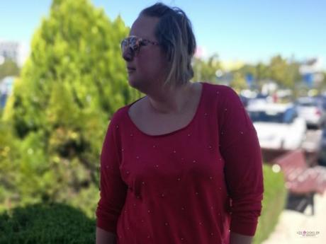 Jersey Rojo con Perlas look talla grande curvy con jersey rojo con perlas de violeta by mango con shorts denim y cuñas rojas outfit entretiempo