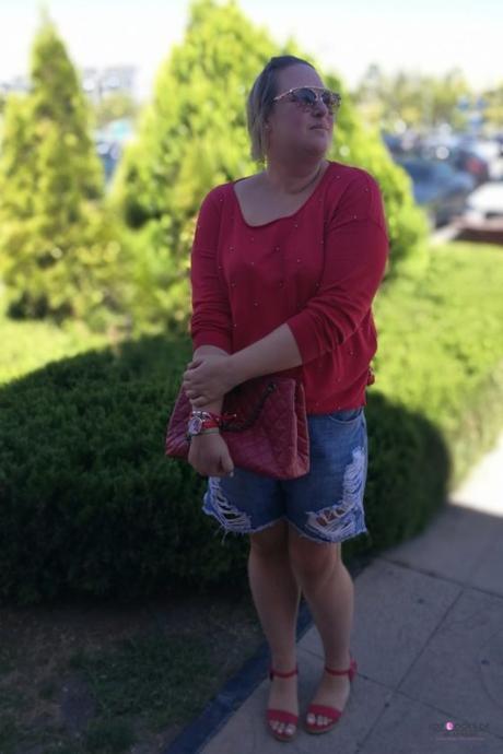 Jersey Rojo con Perlas look talla grande curvy con jersey rojo con perlas de violeta by mango con shorts denim y cuñas rojas outfit entretiempo