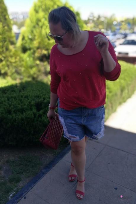 Jersey Rojo con Perlas look talla grande curvy con jersey rojo con perlas de violeta by mango con shorts denim y cuñas rojas outfit entretiempo
