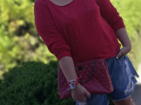 Jersey Rojo con Perlas look talla grande curvy con jersey rojo con perlas de violeta by mango con shorts denim y cuñas rojas outfit entretiempo