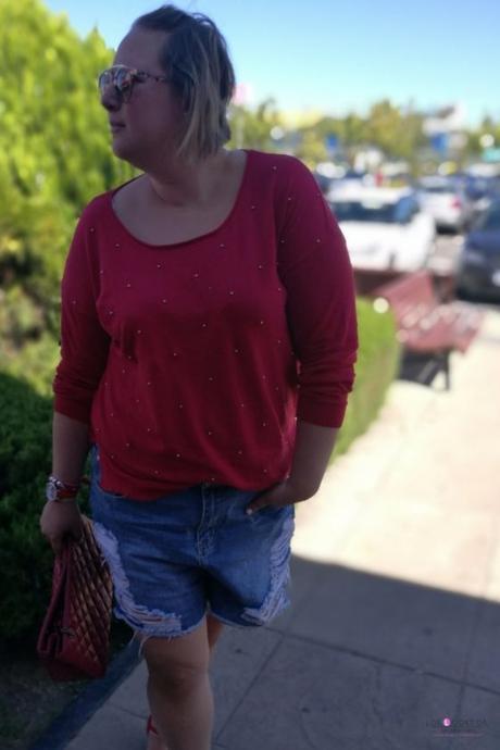 Jersey Rojo con Perlas look talla grande curvy con jersey rojo con perlas de violeta by mango con shorts denim y cuñas rojas outfit entretiempo