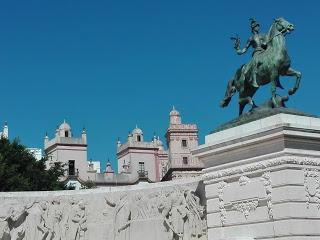 La plaza España y sus Torres Miradores de fondo.