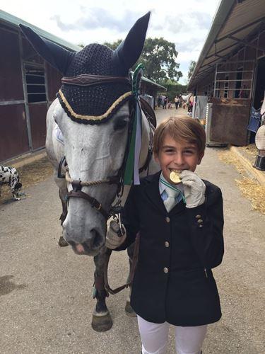 Dos niños quinteños, se proclaman bicampeón de Andalucía y medalla de Plata en equitación