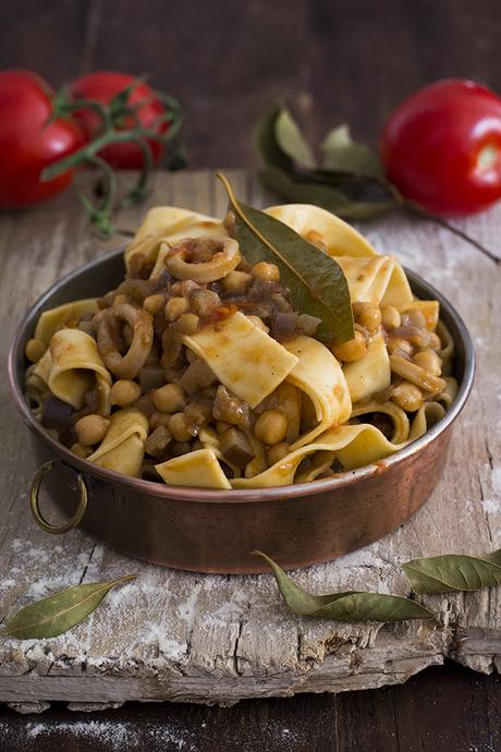 PASTA CON SALSA DE CALAMAR Y GARBANZOS