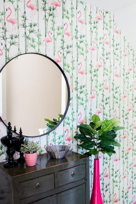 Un recibidor nuevo con ayuda de papel pintado