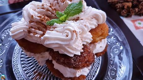 Pastel de buñuelos y nata con ron