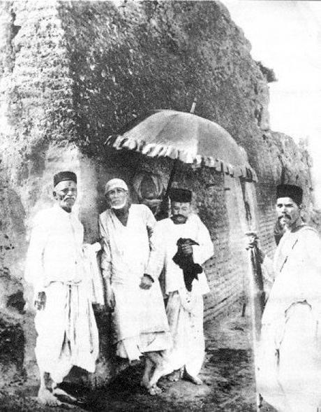 Una de las pocas fotos de Shirdi Baba disponibles en la actualidad.  Esto era probablemente la forma en Shirdi Baba fue cuando la abuela tuvo su primer darshan.