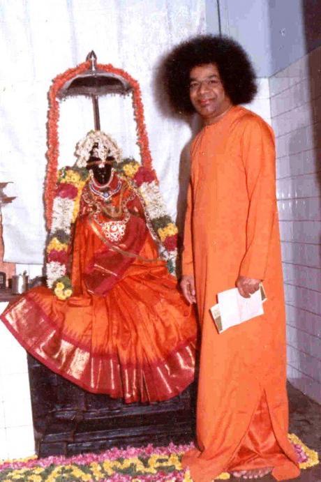 Sri Sathya Sai Baba ha instalado el primer ídolo de Shirdi Baba en el mundo el 3 de Feb de 1949 en Guindy, Chennai.  (Esta foto es tomada en una fecha posterior) .El templo todavía existe.  Incluso el ídolo de mármol en el famoso santuario de Shirdi se instaló sólo en 1954.