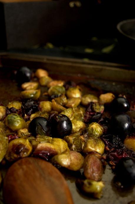 Ensalada templada de coles de Bruselas, uvas y nueces - aprendiendo a comer rico Ensalada templada de coles de Bruselas, uvas y nueces - aprendiendo a comer rico