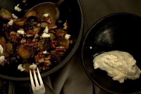 Ensalada templada de coles de Bruselas, uvas y nueces - aprendiendo a comer rico Ensalada templada de coles de Bruselas, uvas y nueces - aprendiendo a comer rico