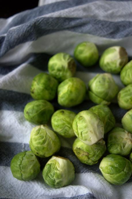 Ensalada templada de coles de Bruselas, uvas y nueces - aprendiendo a comer rico Ensalada templada de coles de Bruselas, uvas y nueces - aprendiendo a comer rico