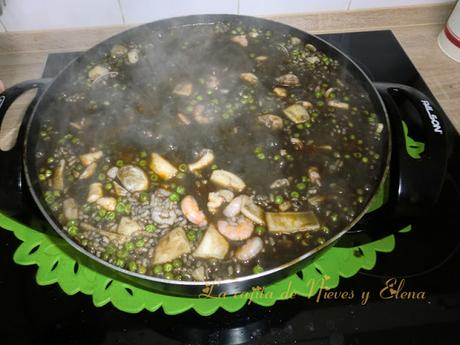 Arroz caldoso negro con sepia y langostinos