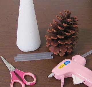 Haz hermosos arbolitos decorativos para esta navidad usando piñas