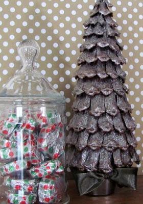 Haz hermosos arbolitos decorativos para esta navidad usando piñas