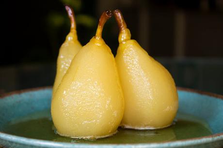 Peras al vino blanco con cardamomo y jengibre