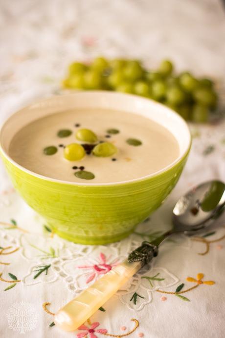 Ajoblanco malagueño con uvas y aceite de oliva virgen extra picual