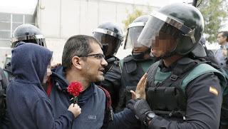 LO QUE UN BESO, AUNQUE SEA CATALÁN, PUEDE ESCONDER ...