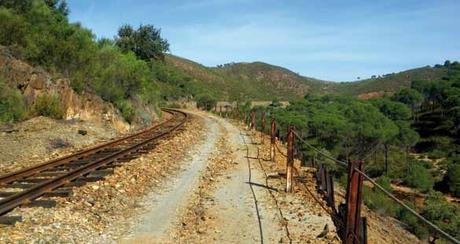 Camino junto a la vía del ferrocarril turístico minero.