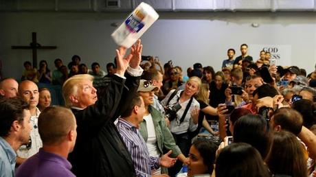 A Limpiarse la Mierda! Donald Trump en #PuertoRico: se reunió con damnificados y les tiró rollos de papel higiénico