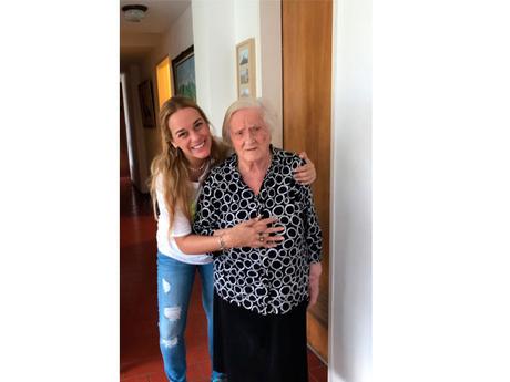 [RIDICULUS] LILIAN TINTORI PUBLICÓ ESTA NUEVA FOTO CON SU ABUELITA Y OPOSITORES LE CAYERON ENCIMA (FOTO)