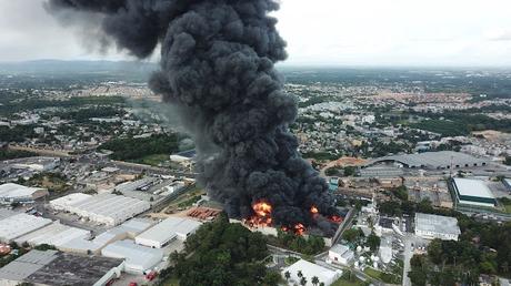 Incendio destruye almacén de Plaza Lama.