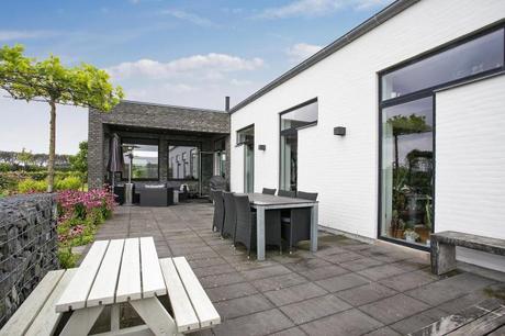 Toque de color en una cocina blanca