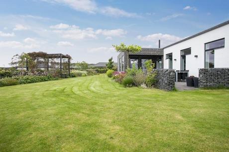 Toque de color en una cocina blanca