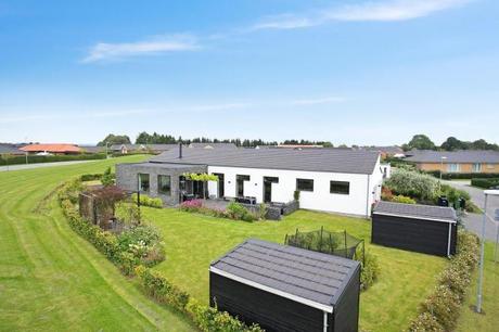 Toque de color en una cocina blanca