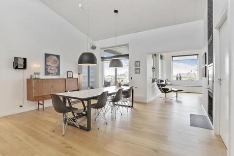 Toque de color en una cocina blanca