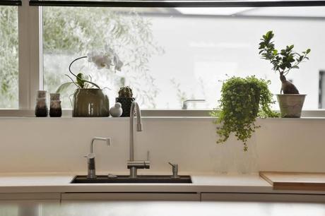 Toque de color en una cocina blanca