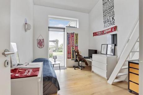 Toque de color en una cocina blanca