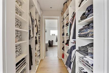 Toque de color en una cocina blanca