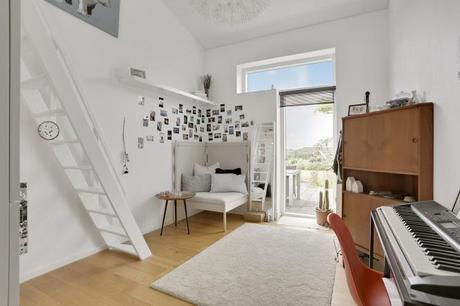 Toque de color en una cocina blanca