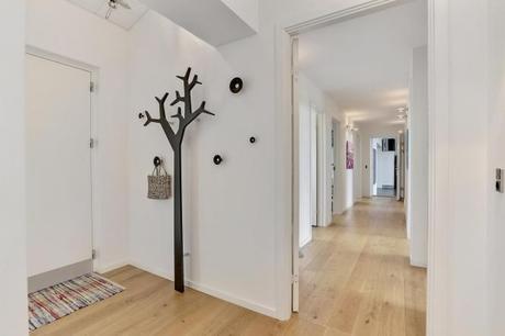 Toque de color en una cocina blanca